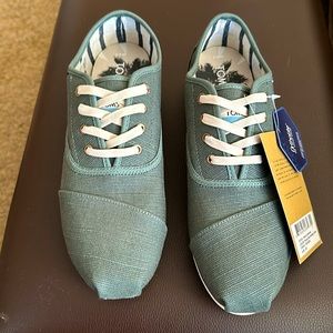 NWT TOMS Cordones Lace up Shoes Sz 8.5